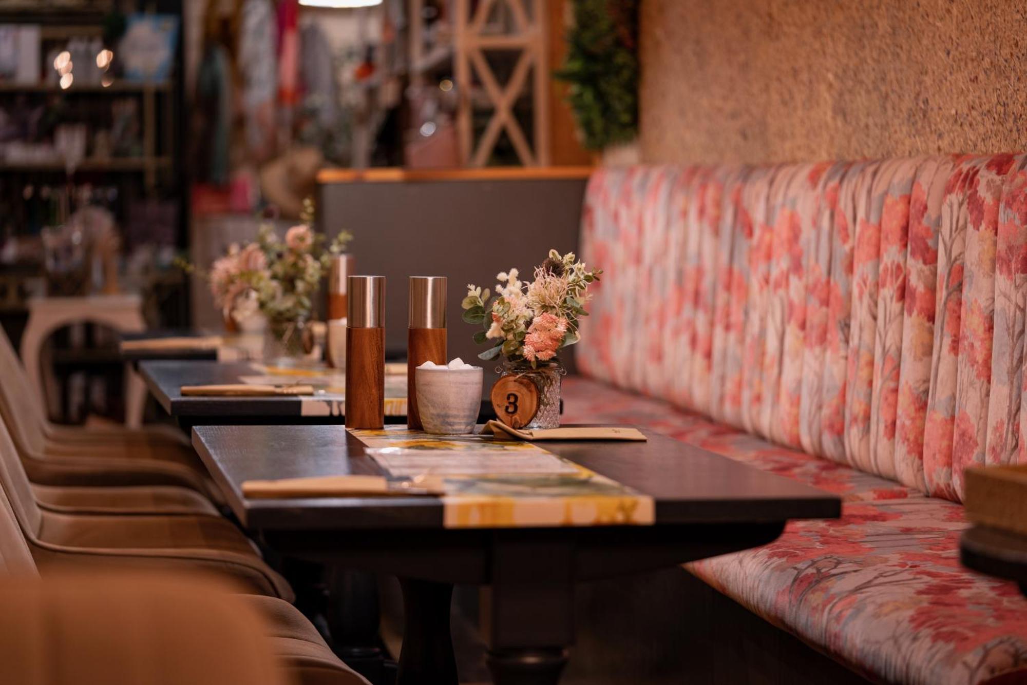 ホークスヘッド The Hive At Poppi-Red Bed & Breakfast エクステリア 写真